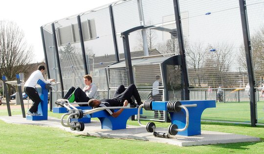 SF.1-diverse-Sportgeräte_Bizeps_Bankdrücken_Rumpfbeuger.jpg
