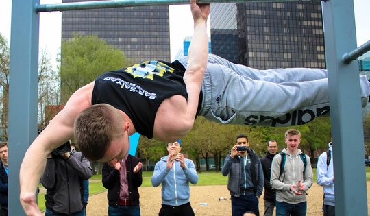 SWC.-Street-Workout-Jugendlicher-hängend.jpg