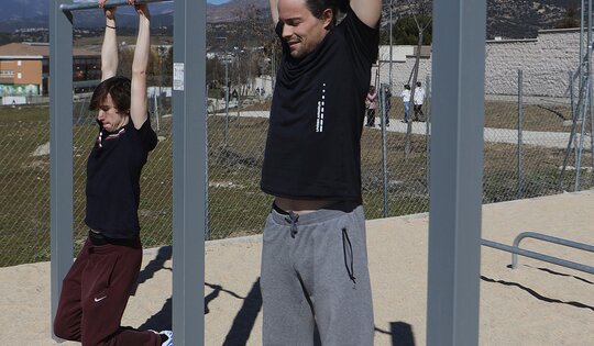 SWC.4452-Rock-452-zwei-Männer-an-Pull-Up-bars-hoch.JPG