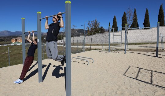 SWC.4452-Rock-452-zwei-Männer-an-Pull-Up-bars-quer.JPG