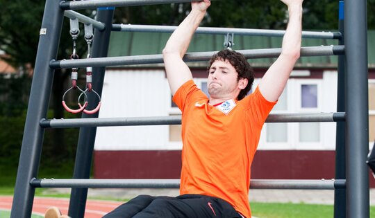 TF.7020-Multygym-steel-mit-Mann.jpg
