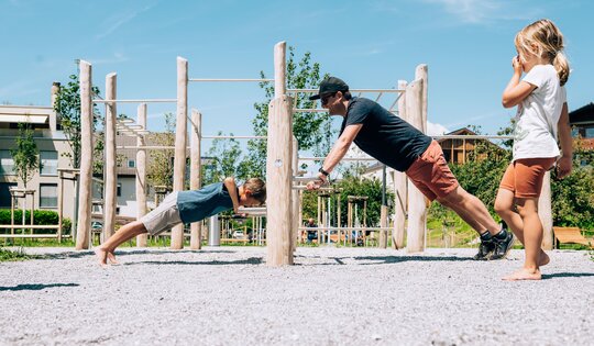 O11684--Liegestützen-Vater-mit-Sohn-vor-Streetworkout-nature.jpg