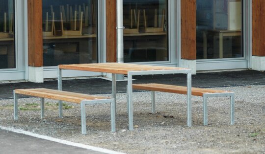 MO.04.15.02-Kinderhockerbank-MO.04.15.03-Kindertisch-Giswil-O7307.JPG