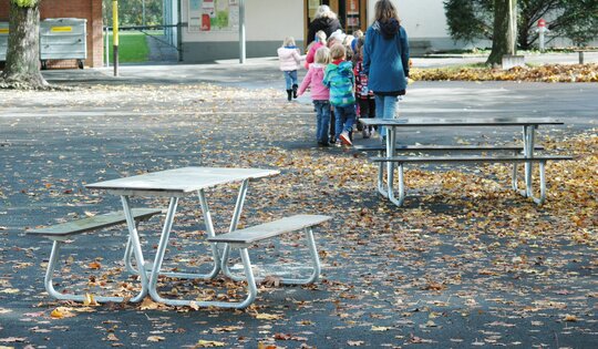 MO.04.08.00.K-Kindertisch-Winterthur-duro-auf-Pausenplatz.JPG