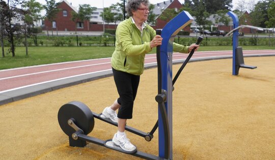 UF.6016-crossfit-Bewegungsgerät-Training-ältere-Menschen.JPG