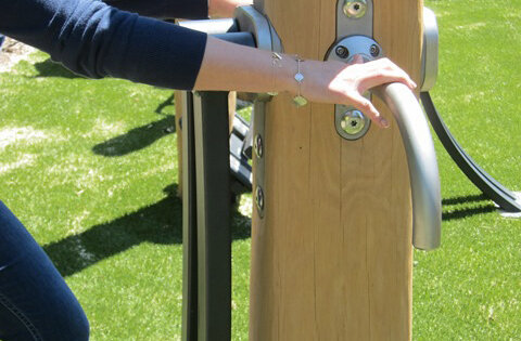 UF.6017.R--O5634-urban-fit-Detail-Holz-Edelstahl-inox-bois.JPG