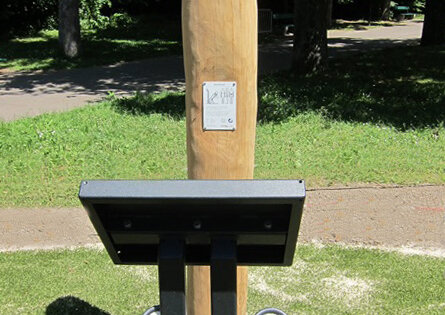 UF6419.R--O5634-Holz-Metall-Edelstahl-Training-im-Freien.JPG