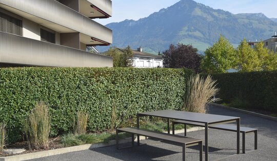 BT.161.H.c und BT.161.T.c Hockerbank und Tisch Quo duro.jpg