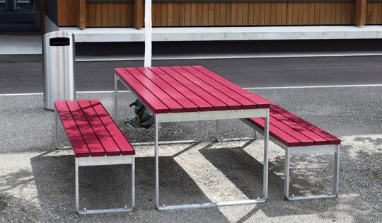 BT.160.T.C und .H.C Tisch Bank Quo rot O12567_3.JPG