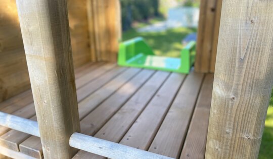 BS.012 Detail bimbo classic Massivholz Spielhaus innen O12228.JPG