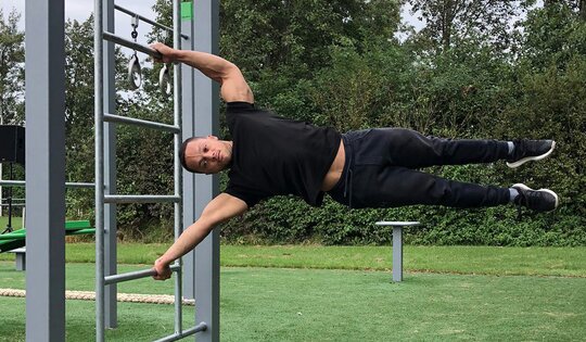 SWC. Mann hängt an Sprossen.JPG